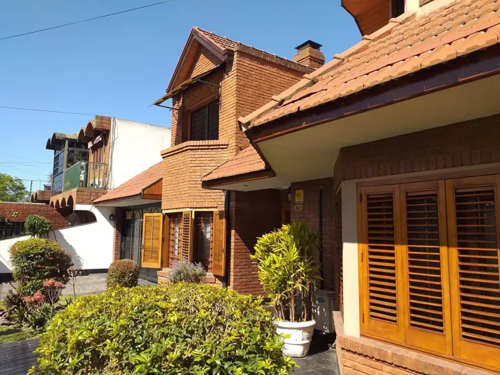 Casa en Temperley, Riobamba al 300